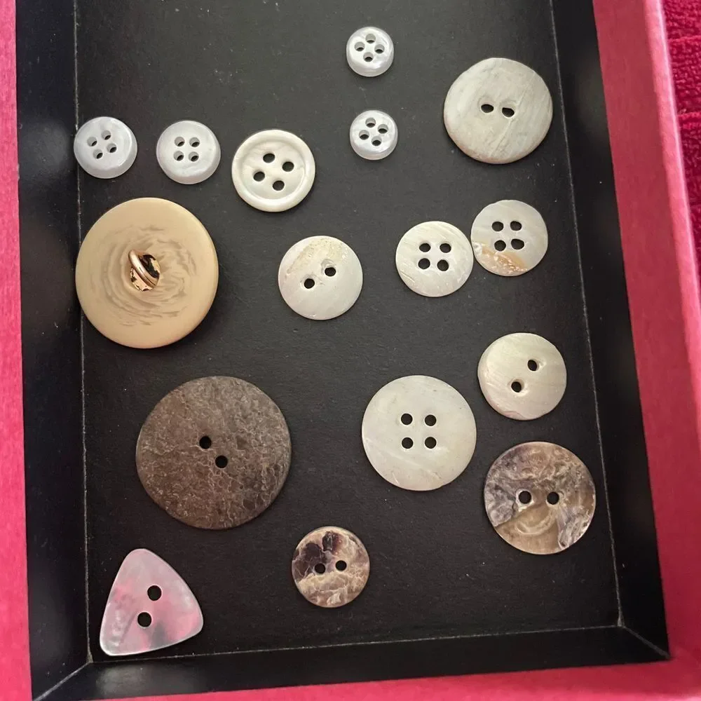 Lot sewing Clothing buttons abalone shell stone natural varied sizes cream white